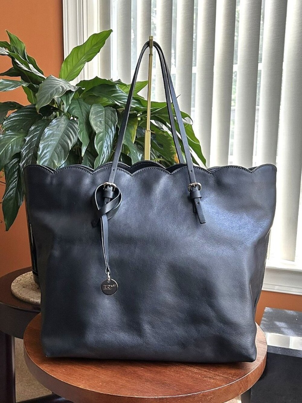 VALENTINO GARAVANI Scallop-Edge Leather Tote Bag, Black